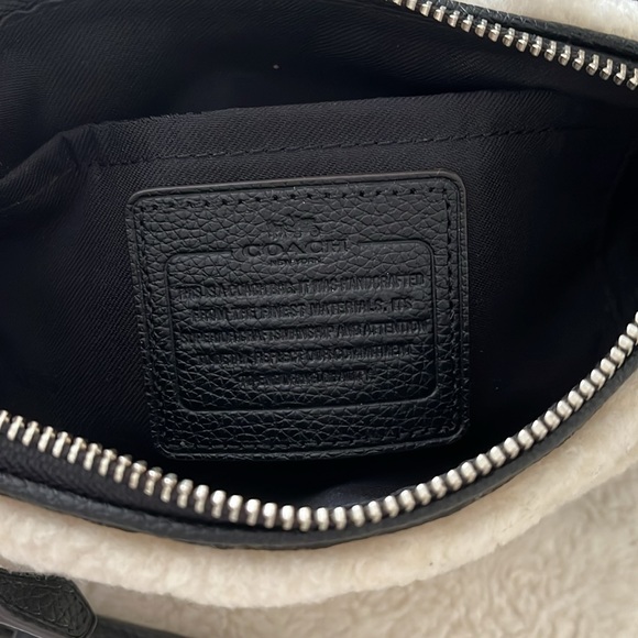 Beautiful Coach Crossbody - Picture 6 of 10